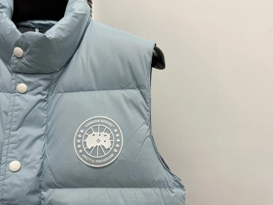 P480 [Canadagoose] Canada Goose White Label Glacier Down Vest Canada Goose's new "Northern Lights Series" down vest Canada Goose's new "Northern Lights" Northern Lights White Label down vest is now available! The light and layered colors give people the feeling of being trapped in the mist around icebergs and glaciers. It can be said to be very dreamy! Original YKK zipper, Size:XS-XXL